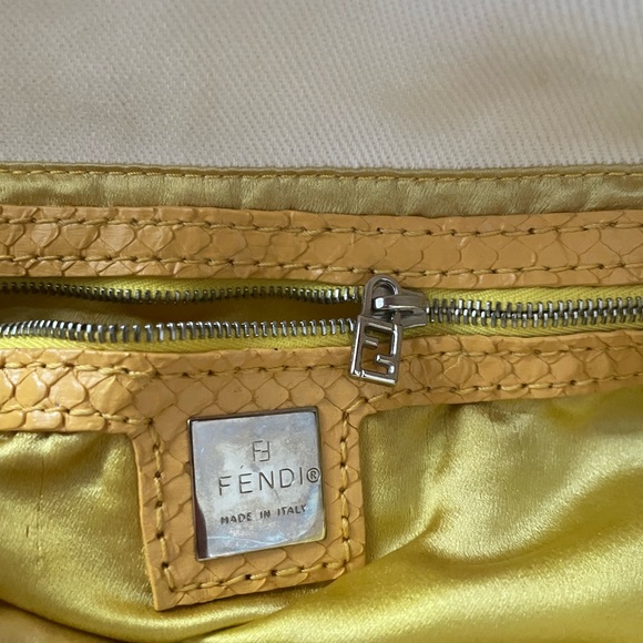 Fendi Cream Shoulder Bag with Gold Buckle - Picture 5 of 8